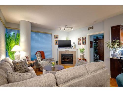 608-910 5 Avenue Sw, Calgary, AB - Indoor Photo Showing Living Room With Fireplace