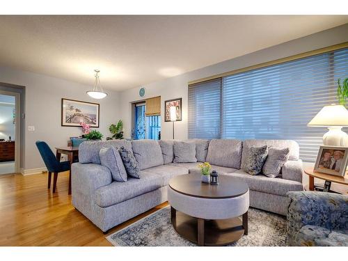 608-910 5 Avenue Sw, Calgary, AB - Indoor Photo Showing Living Room