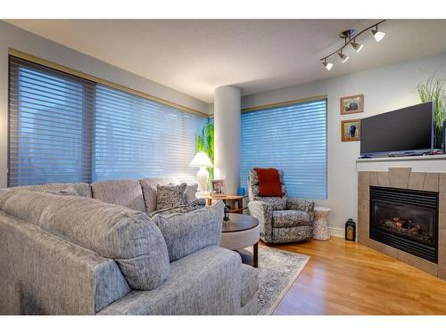 608-910 5 Avenue Sw, Calgary, AB - Indoor Photo Showing Living Room With Fireplace