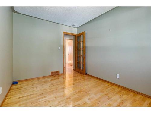 1320 56 Avenue Nw, Calgary, AB - Indoor Photo Showing Other Room