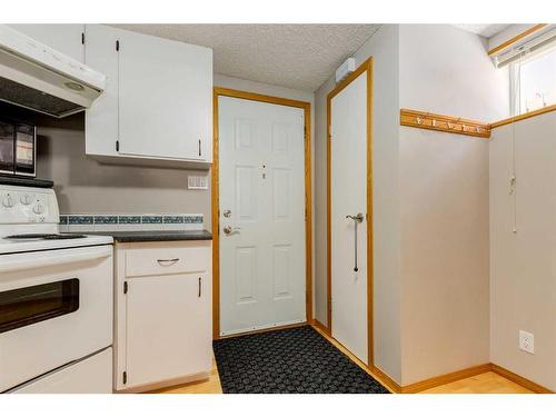 1320 56 Avenue Nw, Calgary, AB - Indoor Photo Showing Kitchen