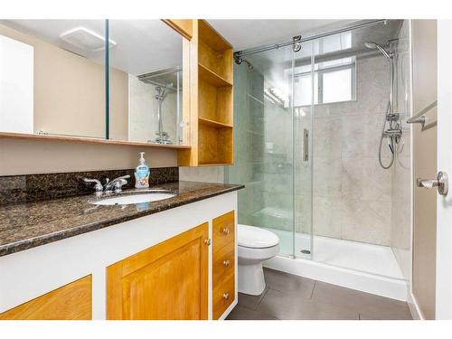 1320 56 Avenue Nw, Calgary, AB - Indoor Photo Showing Bathroom