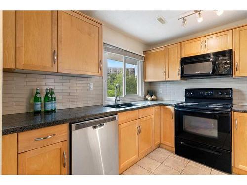 287-87 Glamis Green Sw, Calgary, AB - Indoor Photo Showing Kitchen With Double Sink