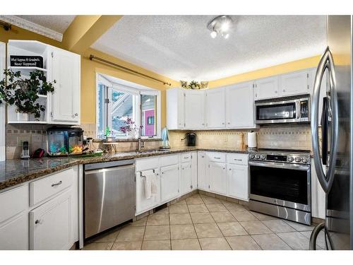 240 Wood Valley Drive Sw, Calgary, AB - Indoor Photo Showing Kitchen