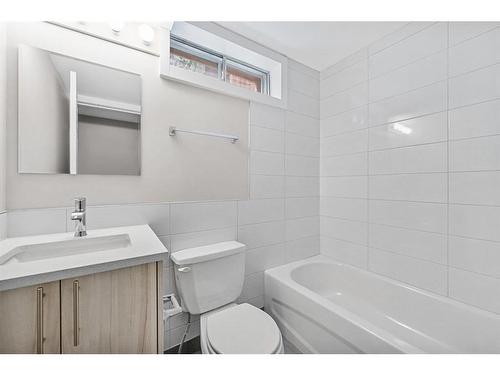 48 Dovercliffe Way Se, Calgary, AB - Indoor Photo Showing Bathroom