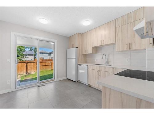 48 Dovercliffe Way Se, Calgary, AB - Indoor Photo Showing Kitchen