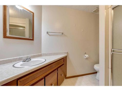 328 Wascana Road Se, Calgary, AB - Indoor Photo Showing Bathroom