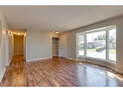 328 Wascana Road Se, Calgary, AB - Indoor Photo Showing Other Room