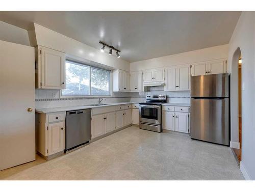 328 Wascana Road Se, Calgary, AB - Indoor Photo Showing Kitchen With Stainless Steel Kitchen