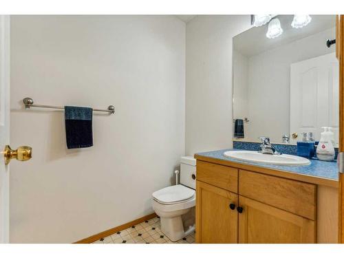 195 Erin Park Drive Se, Calgary, AB - Indoor Photo Showing Bathroom