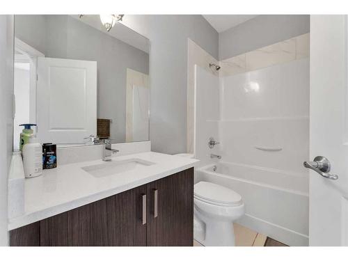 2723 15 Avenue, Calgary, AB - Indoor Photo Showing Bathroom