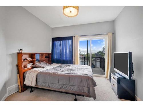 2723 15 Avenue, Calgary, AB - Indoor Photo Showing Bedroom