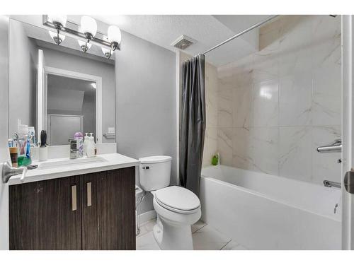 2723 15 Avenue, Calgary, AB - Indoor Photo Showing Bathroom