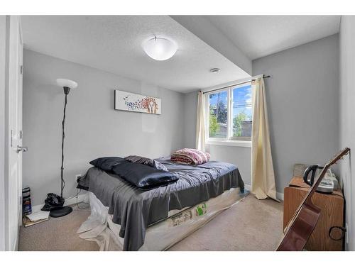 2723 15 Avenue, Calgary, AB - Indoor Photo Showing Bedroom