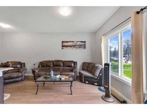 2723 15 Avenue, Calgary, AB - Indoor Photo Showing Living Room