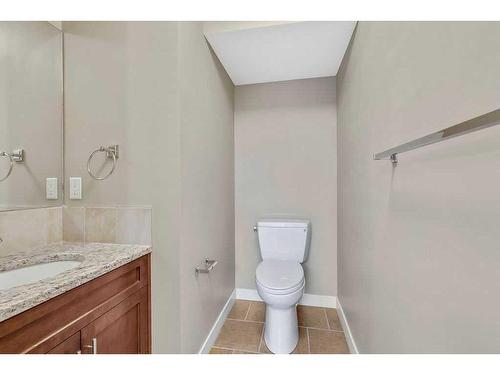 212-1905 27 Avenue Sw, Calgary, AB - Indoor Photo Showing Bathroom