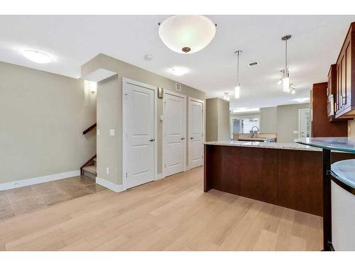 212-1905 27 Avenue Sw, Calgary, AB - Indoor Photo Showing Kitchen