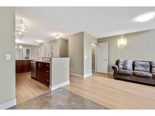 212-1905 27 Avenue Sw, Calgary, AB - Indoor Photo Showing Living Room