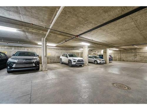 308-515 4 Avenue Ne, Calgary, AB - Indoor Photo Showing Garage