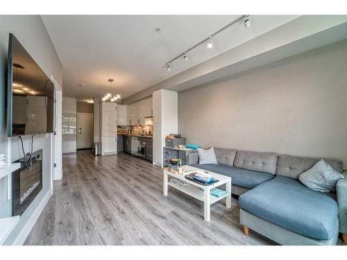 308-515 4 Avenue Ne, Calgary, AB - Indoor Photo Showing Living Room With Fireplace