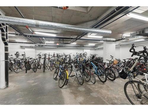 #1708-310 12 Avenue Sw, Calgary, AB - Indoor Photo Showing Garage