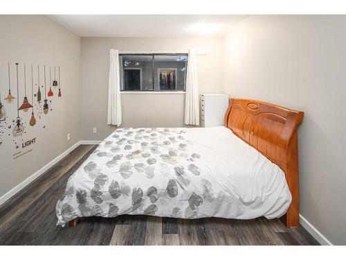 68 Woodglen Close Sw, Calgary, AB - Indoor Photo Showing Bedroom