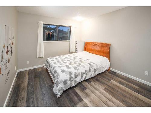 68 Woodglen Close Sw, Calgary, AB - Indoor Photo Showing Bedroom