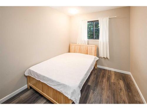 68 Woodglen Close Sw, Calgary, AB - Indoor Photo Showing Bedroom