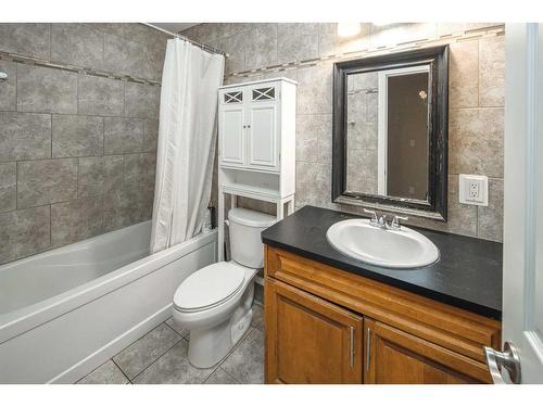 68 Woodglen Close Sw, Calgary, AB - Indoor Photo Showing Bathroom