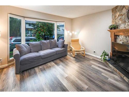 68 Woodglen Close Sw, Calgary, AB - Indoor Photo Showing Living Room