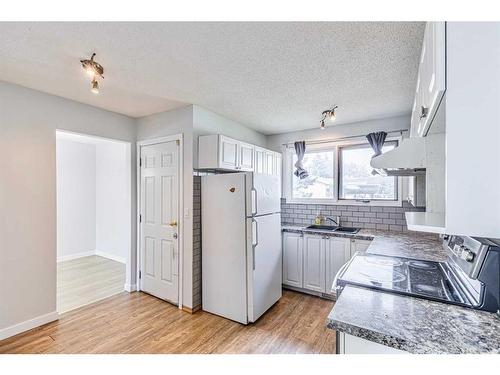 939 Pinecliff Drive Ne, Calgary, AB - Indoor Photo Showing Kitchen