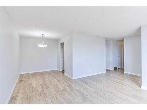 939 Pinecliff Drive Ne, Calgary, AB - Indoor Photo Showing Other Room