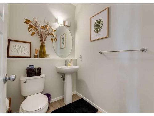 294 Walgrove Boulevard Se, Calgary, AB - Indoor Photo Showing Bathroom