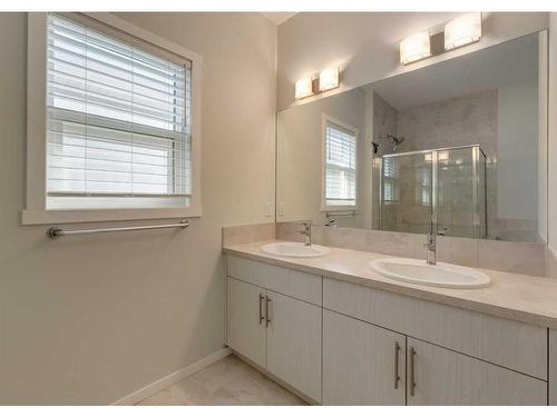 294 Walgrove Boulevard Se, Calgary, AB - Indoor Photo Showing Bathroom