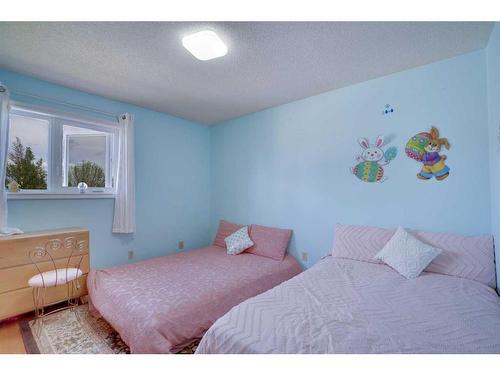 1024 Santana Road Nw, Calgary, AB - Indoor Photo Showing Bedroom