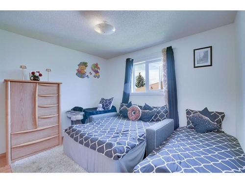 1024 Santana Road Nw, Calgary, AB - Indoor Photo Showing Bedroom