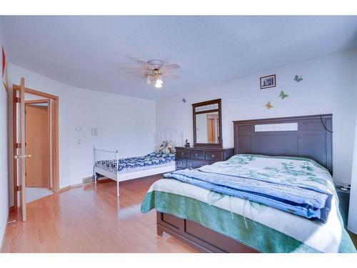 1024 Santana Road Nw, Calgary, AB - Indoor Photo Showing Bedroom