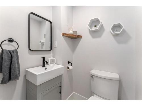 58 27 Avenue Sw, Calgary, AB - Indoor Photo Showing Bathroom