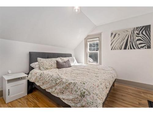 58 27 Avenue Sw, Calgary, AB - Indoor Photo Showing Bedroom