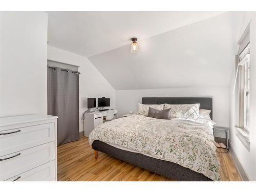 58 27 Avenue Sw, Calgary, AB - Indoor Photo Showing Bedroom