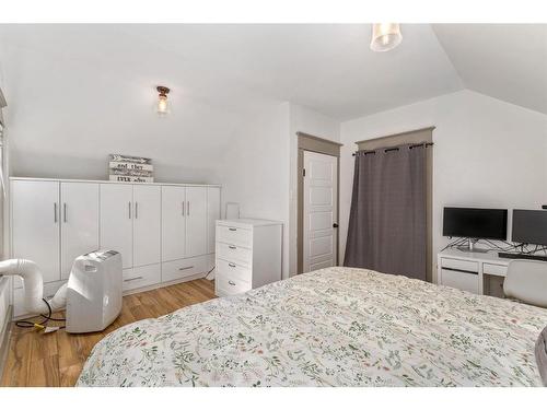 58 27 Avenue Sw, Calgary, AB - Indoor Photo Showing Bedroom