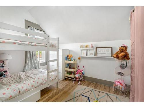 58 27 Avenue Sw, Calgary, AB - Indoor Photo Showing Bedroom