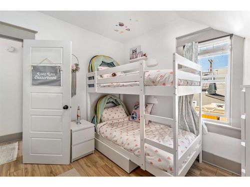 58 27 Avenue Sw, Calgary, AB - Indoor Photo Showing Bedroom