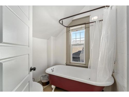 58 27 Avenue Sw, Calgary, AB - Indoor Photo Showing Bathroom