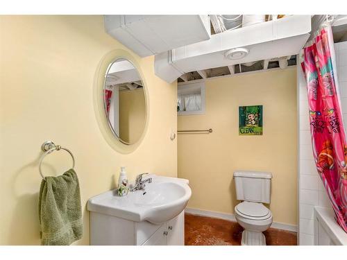 58 27 Avenue Sw, Calgary, AB - Indoor Photo Showing Bathroom