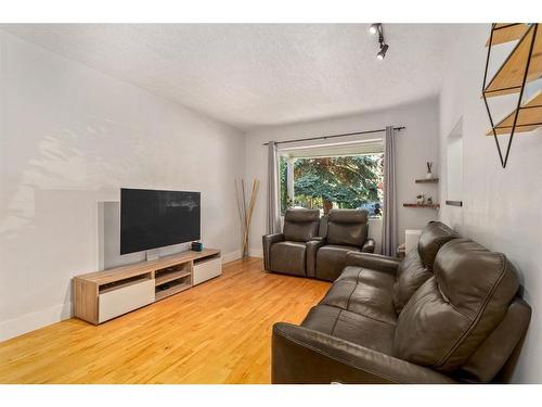 58 27 Avenue Sw, Calgary, AB - Indoor Photo Showing Living Room