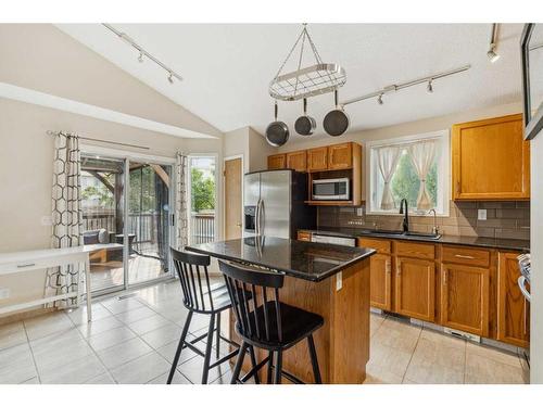 16270 Shawbrooke Drive Sw, Calgary, AB - Indoor Photo Showing Kitchen