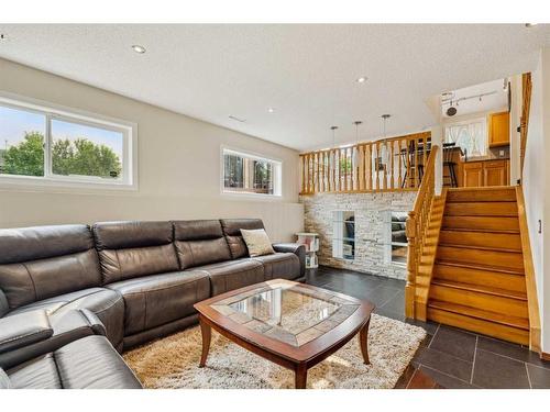 16270 Shawbrooke Drive Sw, Calgary, AB - Indoor Photo Showing Living Room