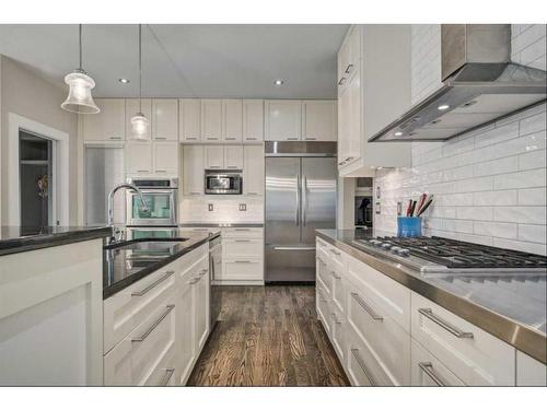 528 49 Avenue Sw, Calgary, AB - Indoor Photo Showing Kitchen With Upgraded Kitchen