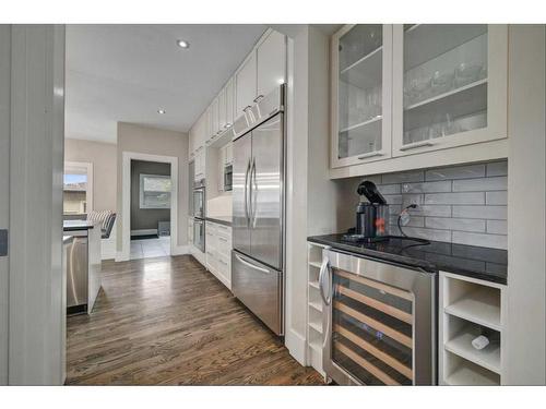 528 49 Avenue Sw, Calgary, AB - Indoor Photo Showing Kitchen With Upgraded Kitchen